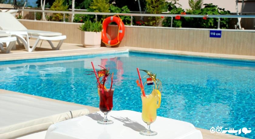 صرف نوشیدنی در کنار استخر